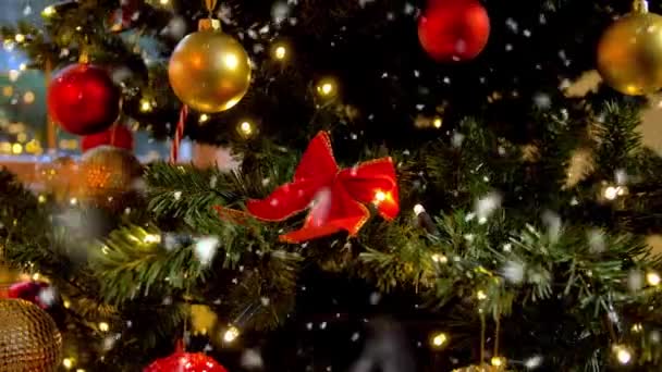 Украшенная искусственная рождественская елка дома — стоковое видео