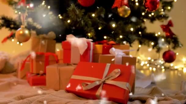 Cajas de regalo bajo el árbol de Navidad decorado en casa — Vídeos de Stock