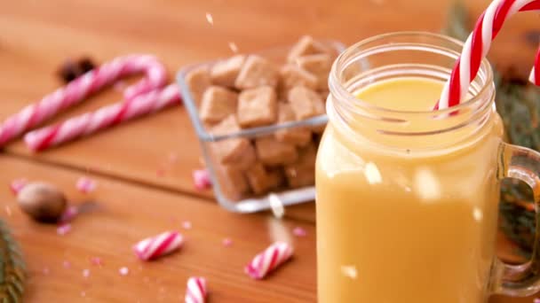 Tasse en verre de lait de poule, ingrédients et bonbons — Video