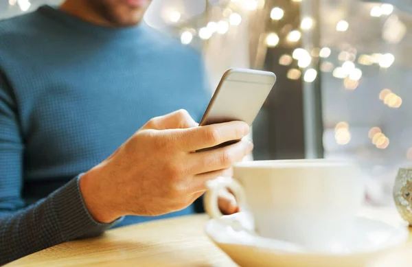 Close up de homem com smartphones no café — Fotografia de Stock