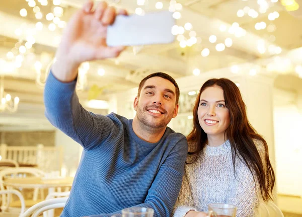 Casal tomando selfie smartphone no restaurante café — Fotografia de Stock