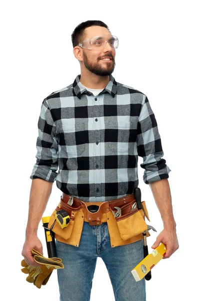 Счастливый мужчина работник или строитель с инструментами и уровня — стоковое фото