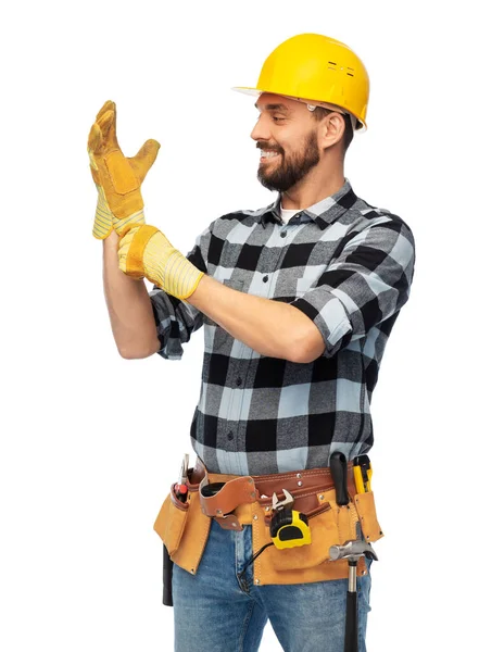 Glücklicher männlicher Arbeiter oder Bauarbeiter mit Helm und Handschuhen — Stockfoto