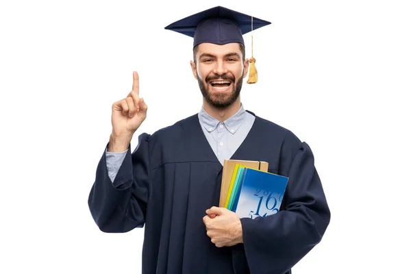 Ευτυχισμένος μεταπτυχιακός φοιτητής δείχνοντας το δάχτυλό του επάνω — Φωτογραφία Αρχείου