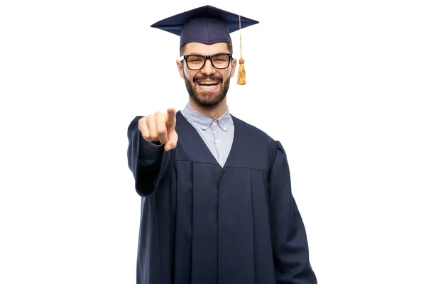 Felice studente laureato sorridente che indica a voi — Foto Stock