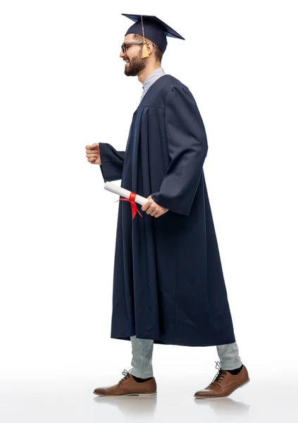 Чоловічий аспірант у мінометній дошці з дипломом Ліцензійні Стокові Фото