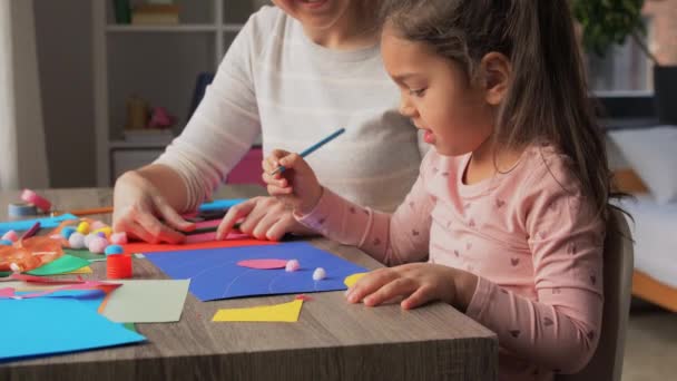 Hija con madre haciendo apliques en casa — Vídeos de Stock