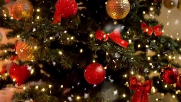 Arbre de Noël artificiel décoré à la maison — Video