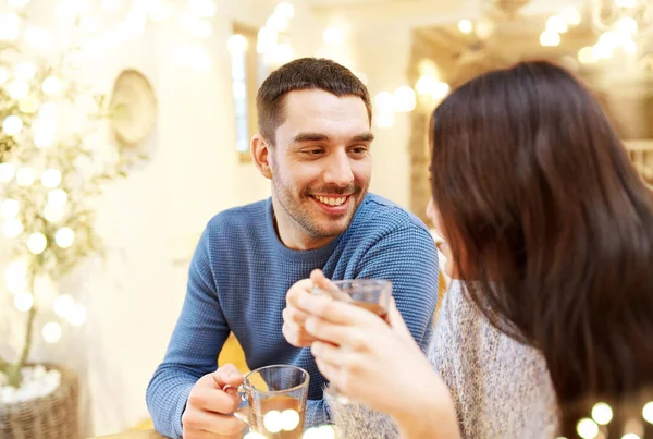 Casal feliz beber chá no café — Fotografia de Stock