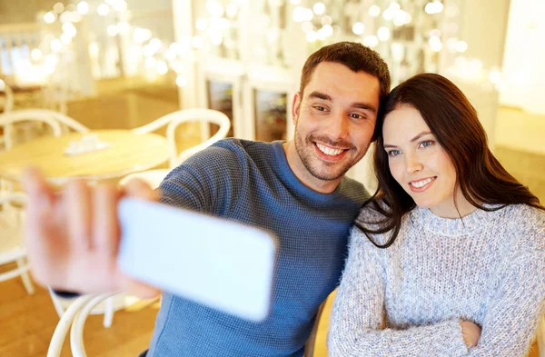 Pareja tomando selfie smartphone en el restaurante cafetería — Foto de Stock