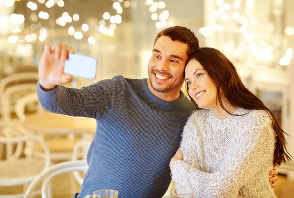 Pareja tomando selfie smartphone en el restaurante cafetería —  Fotos de Stock