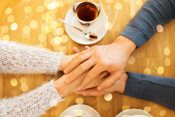 Primo piano di coppia che si tiene per mano al ristorante — Foto Stock