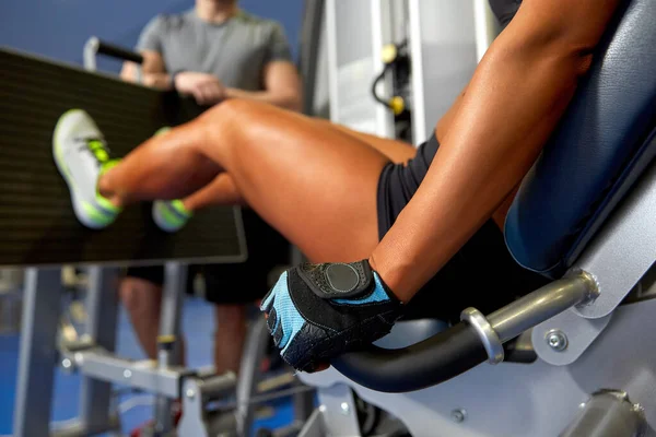 Mujer flexionar los músculos en la máquina de prensa de piernas en el gimnasio —  Fotos de Stock