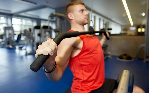 Spor salonundaki kablo makinesinde egzersiz yapan adama yaklaş. — Stok fotoğraf