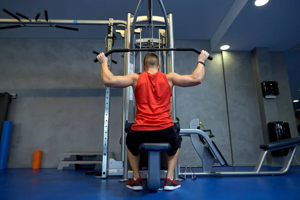 男子在健身房缆绳机上锻炼的特写镜头 — 图库照片