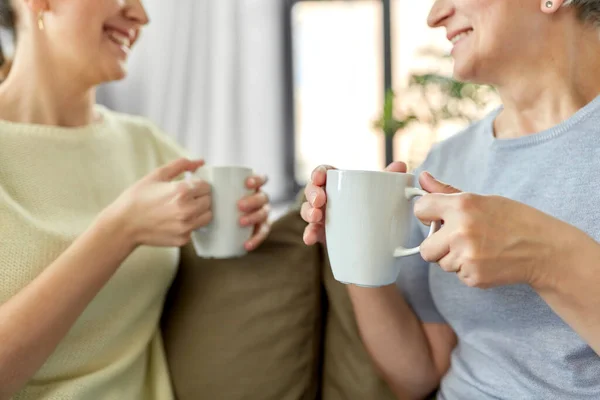Senior mother and adult daughter drinking coffee — Stock Photo, Image
