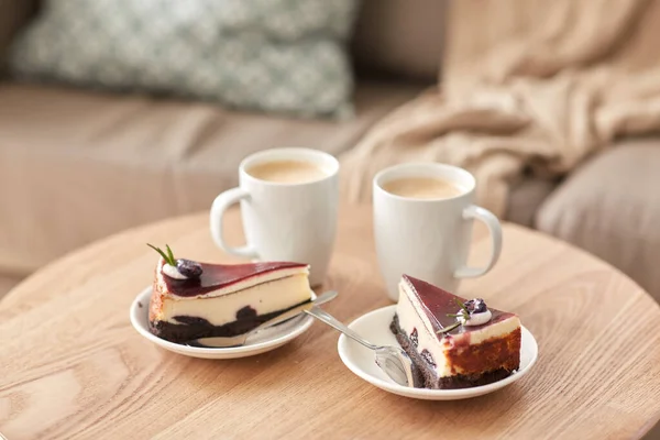 Trozos de pastel de chocolate en la mesa de madera — Foto de Stock