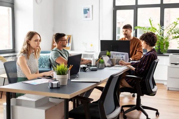 Equipe de negócios ou startuppers que trabalham no escritório — Fotografia de Stock