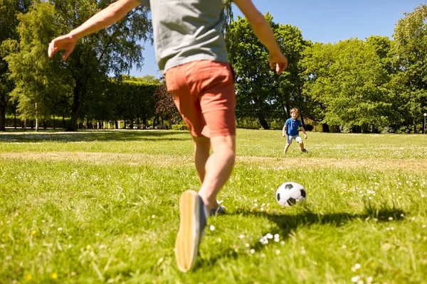 Baba ve küçük oğlu parkta futbol oynuyorlar. — Stok fotoğraf