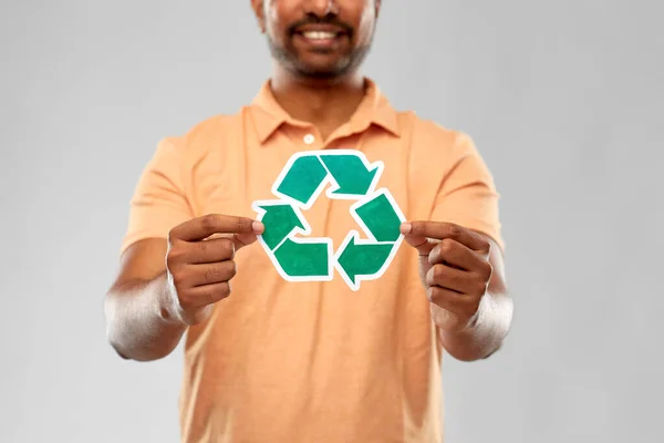 Hombre indio sonriente sosteniendo letrero de reciclaje verde — Foto de Stock