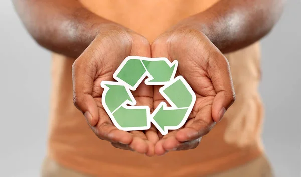 Közeli kép az ember gazdaság zöld újrahasznosítási jel — Stock Fotó
