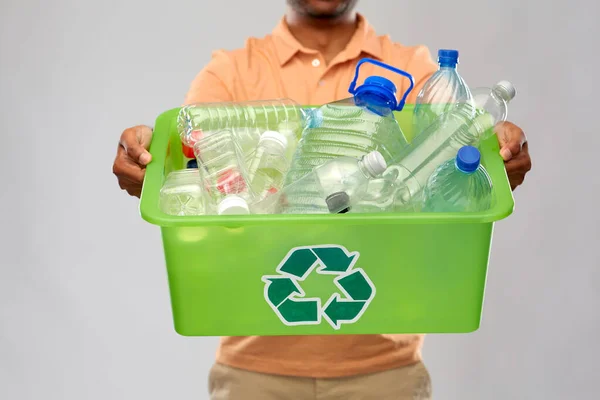 Close up de homem jovem triagem de resíduos de plástico — Fotografia de Stock