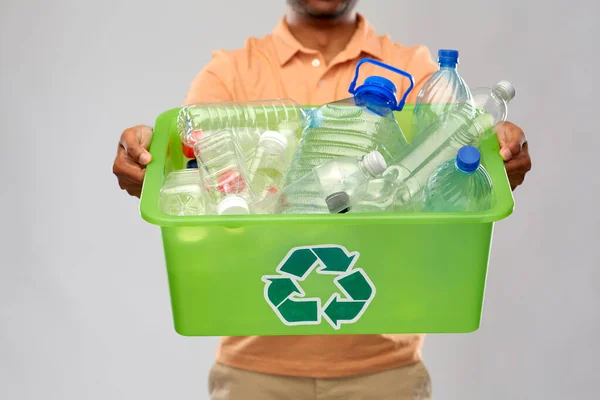 Nahaufnahme eines jungen Mannes beim Sortieren von Plastikmüll — Stockfoto