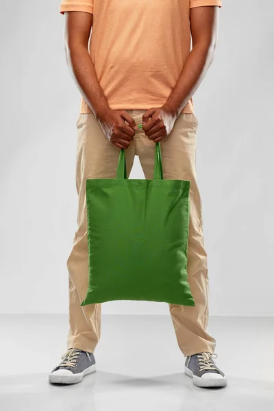 Man met herbruikbare canvas tas voor food shopping — Stockfoto