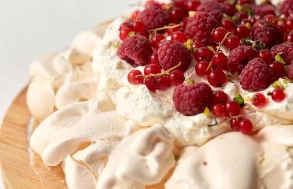 Tarta de merengue pavlova con bayas sobre tabla de madera — Foto de Stock