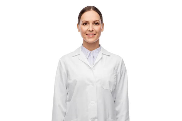 Χαρούμενη χαμογελαστή γυναίκα γιατρός με λευκό παλτό — Φωτογραφία Αρχείου