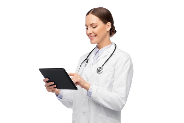 Medico donna felice con tablet pc e stetoscopio — Foto Stock