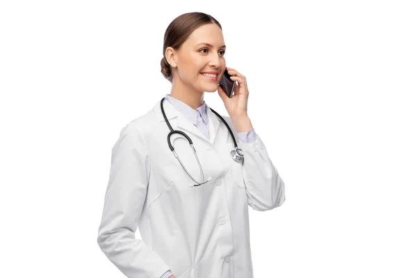 Medico femminile che chiama su smartphone — Foto Stock