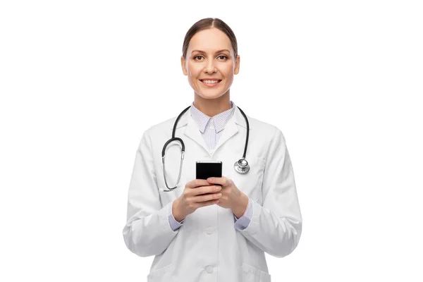 Feliz sorrindo médico feminino com smartphone — Fotografia de Stock