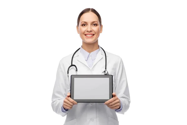 Heureux médecin féminin avec comprimé pc et stéthoscope — Photo