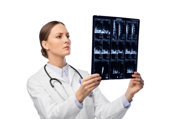 Medico donna con radiografia — Foto Stock