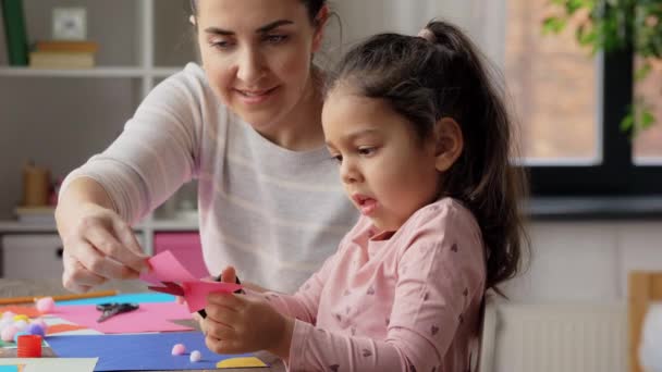 Figlia con madre fare applique a casa — Video Stock