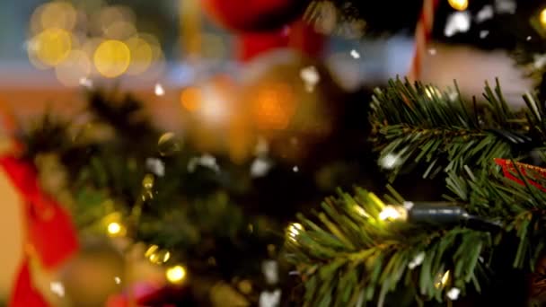 Menghias pohon Natal buatan di rumah — Stok Video