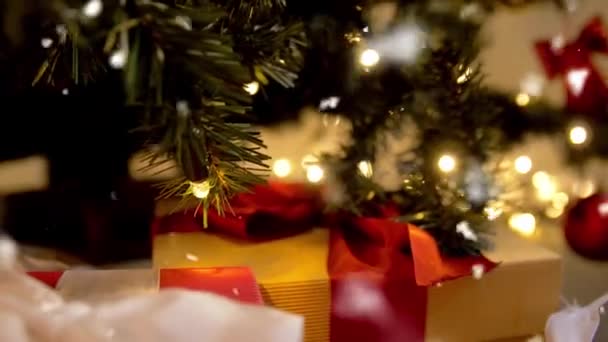 Coffrets cadeaux sous arbre de Noël décoré à la maison — Video