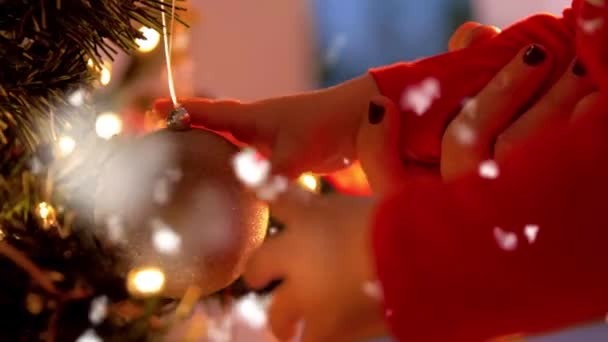 Madre con bambina all'albero di Natale — Video Stock