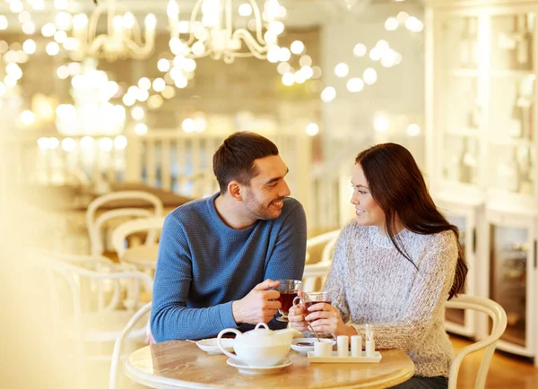 Glückliches Paar trinkt Tee im Café — Stockfoto