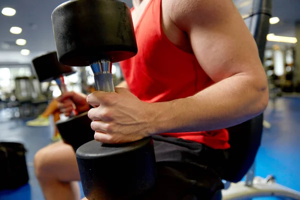 Primo piano dell'uomo con manubri che si esercitano in palestra — Foto Stock