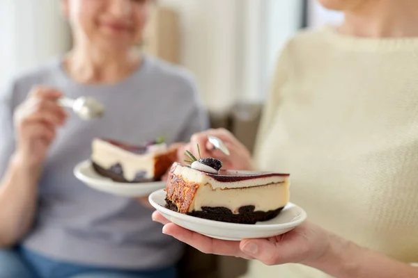Primer plano de las mujeres comiendo pastel en casa — Foto de Stock