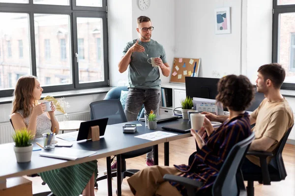 Team av startupers dricka kaffe på kontoret — Stockfoto