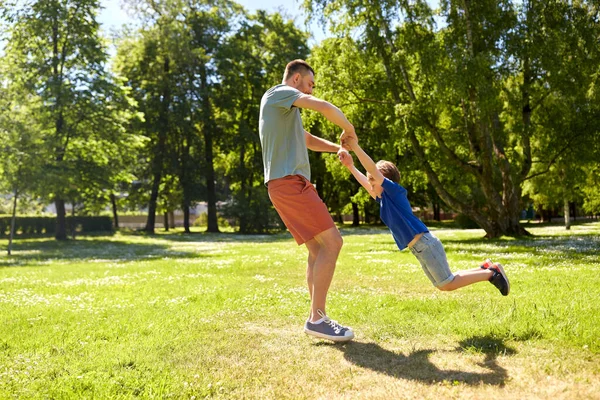 Ευτυχισμένος πατέρας με το γιο παίζει στο πάρκο το καλοκαίρι — Φωτογραφία Αρχείου