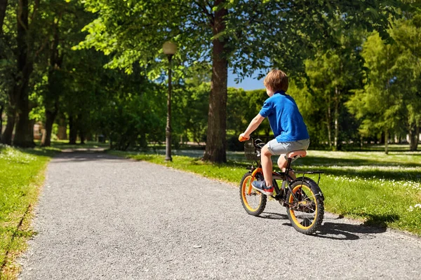 夏の公園で自転車に乗る男の子 — ストック写真