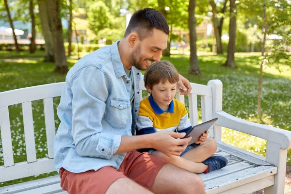 Vater und Sohn mit Tablet-PC im Park — Stockfoto