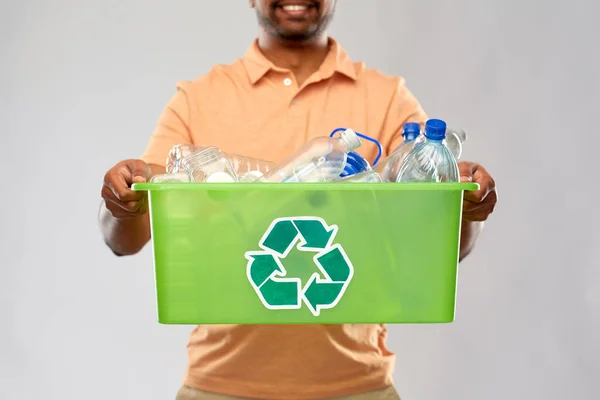 Nahaufnahme eines jungen Mannes beim Sortieren von Plastikmüll — Stockfoto