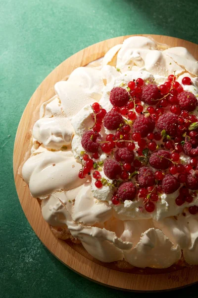 Tarta de merengue pavlova con bayas sobre tabla de madera — Foto de Stock