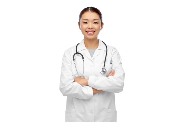 Feliz sorrindo asiático fêmea médico no branco casaco — Fotografia de Stock