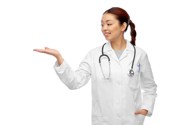 Asiatique femelle médecin tenant quelque chose sur la main — Photo